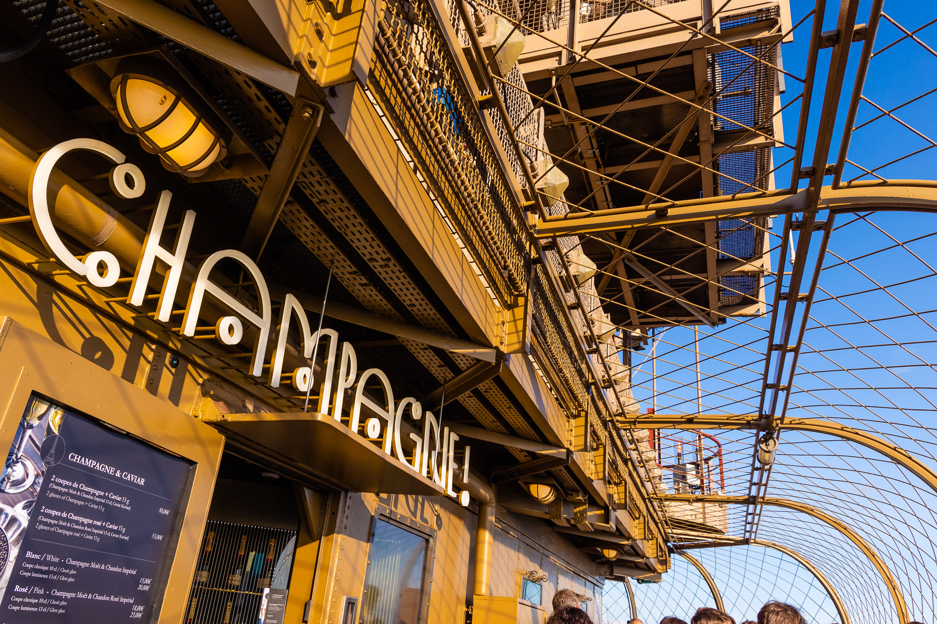 قمة الشمبانيا بار