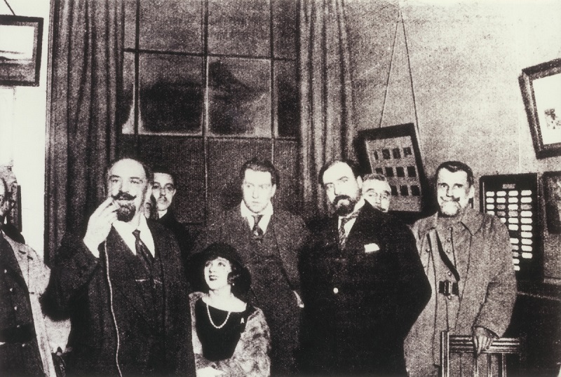 En haut de gauche à droite, au premier plan : le chanteur Noté, Yvonne Printemps, Sacha Guitry, P. Laffont (sous-secrétaire d'état aux PTT) et le Général Ferrié.