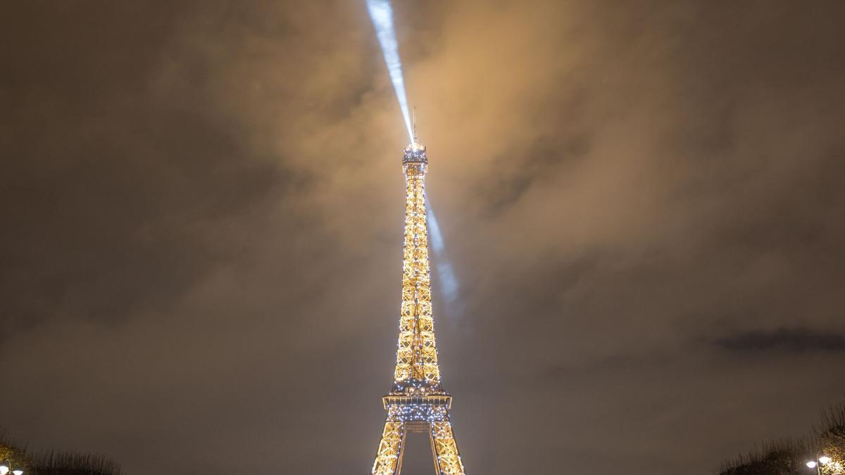 La tour Eiffel éclairée le soir