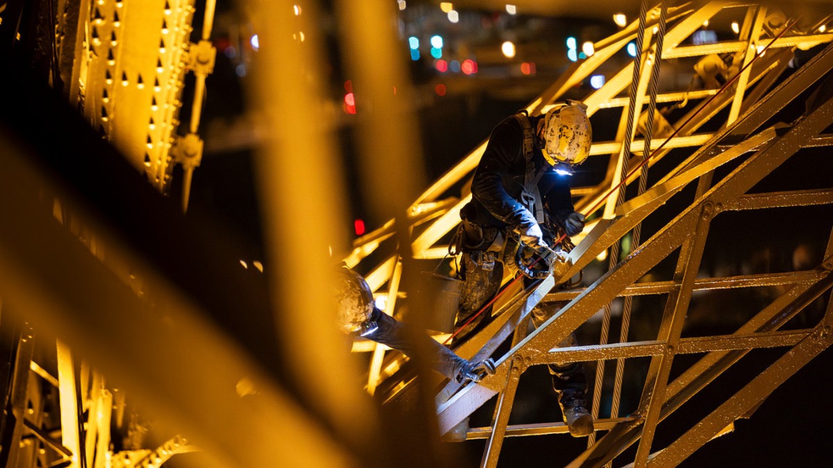 Photo d'un peintre sur la tour Eiffel