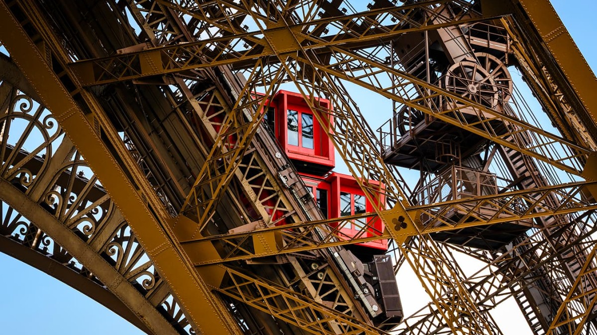 Blick auf die Aufzüge einer Säule vom Vorplatz aus