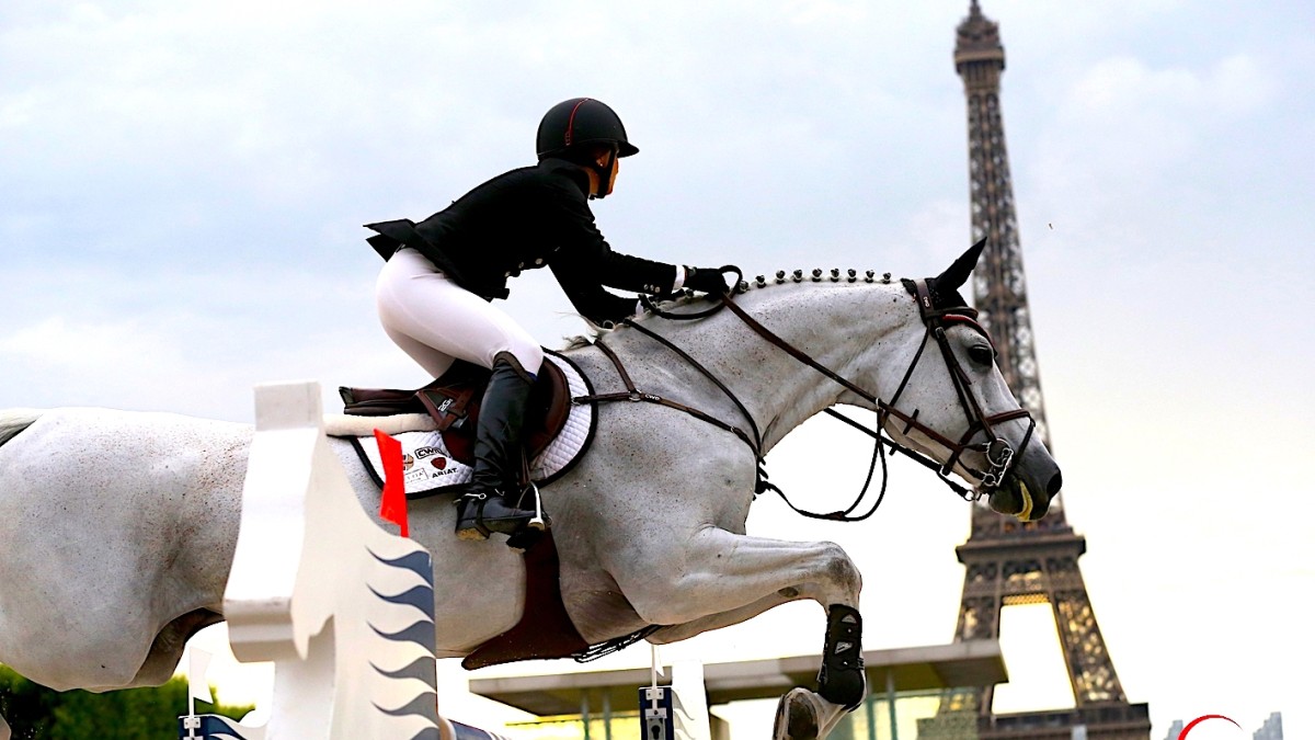 Le cheval à l'honneur aux pieds de la Tour Eiffel - La tour Eiffel