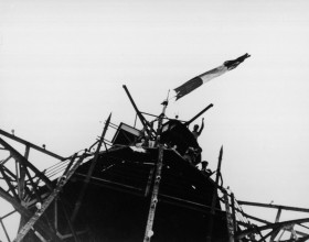 Photo drapeau tricolore hissé au sommet de la tour Eiffel