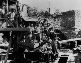 Les ouvriers du chantier des fondations de la tour Eiffel