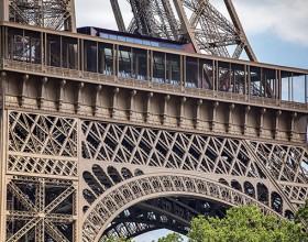 Frise des 72 savants sur le 1er étage de la tour Eiffel