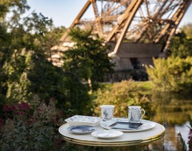 Photo of the Bernardaud collection in the Eiffel Tower gardens