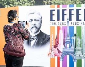 Panneau d'exposition sur le parvis