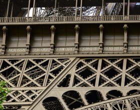 Frise des savants autour du 1er étage de la tour Eiffel