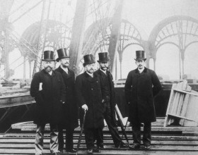 Gustave Eiffel et ses collaborateurs pendant la construction de la tour Eiffel