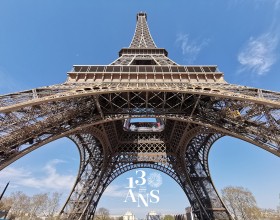 Torre Eiffel con el logotipo «130 años».