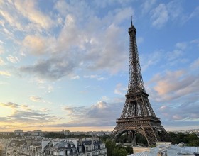 Vue sur la tour Eiffel au petit matin