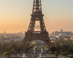 Photo de la tour Eiffel portant les anneaux olympiques