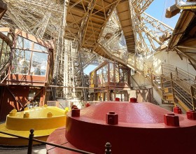 Vue sur les machineries de l'ascenseur du pilier est