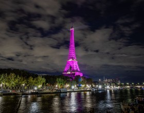 La tour Eiffel illuminée en rose
