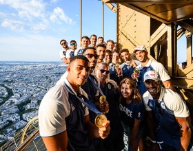 Equipe médaillée d'or de Rugby à 7 à la tour Eiffel