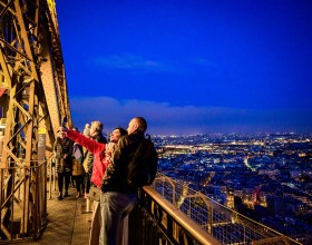 Couple se prenant en photo avec des coupes de champagne au 2ème étage