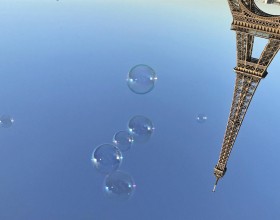 Photo de la tour Eiffel à l'envers