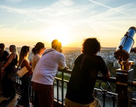 Photo of Eiffel Towers visitors 