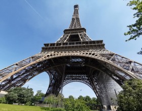 Vista de la Torre Eiffel desde los jardines