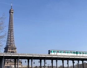 Pont Bir Hakeim et tour Eiffel