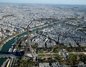 Vue aérienne sur Paris et la tour Eiffel