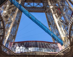 Photo du filet suspendu à la tour Eiffel