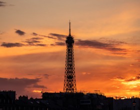 Vue sur le sommet de la tour Eiffel avec un coucher de soleil