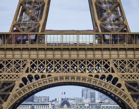 Frise des savants autour du 1er étage de la tour Eiffel