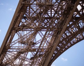 Vue sur un pilier de la tour Eiffel 
