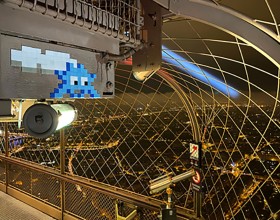 Invader à la tour Eiffel