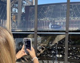 Escanea un código QR para acceder a la experiencia inmersiva