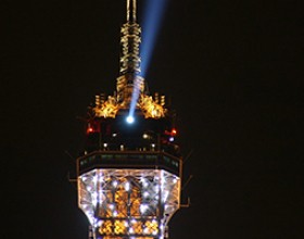 Faro de la Torre Eiffel por la noche