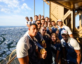 Equipe médaillée d'or de Rugby à 7 à la tour Eiffel