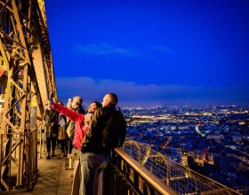 Couple se prenant en photo avec des coupes de champagne au 2ème étage