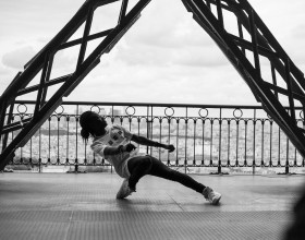 Salif CrookBoyz dansant à la tour Eiffel