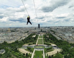 Una tirolina en la Torre Eiffel