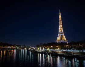 Vue sur la tour Eiffel scintillante