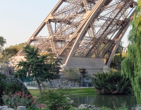 Vue sur le pilier est depuis les jardins