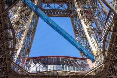 Photo of the suspension bridge on the Eiffel Tower