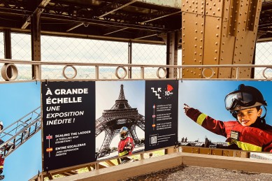 Panneau de l'exposition dans les escaliers