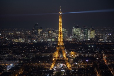 Imagen de la Torre Eiffel iluminada de noche