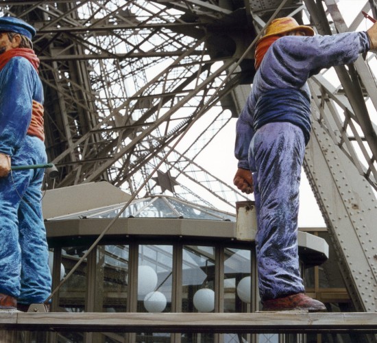 Riproduzione di un addetto alla verniciatura sulla Torre Eiffel