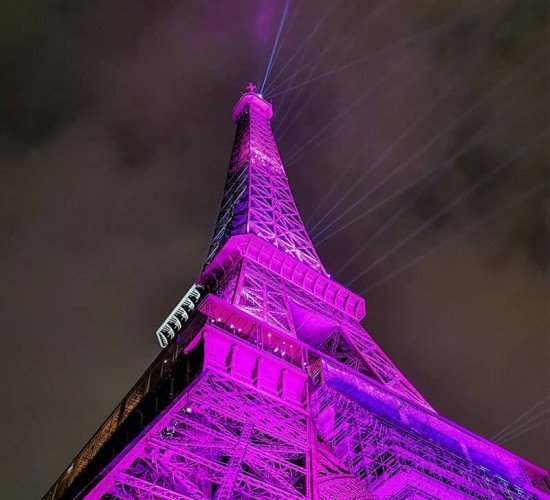 Foto della Torre Eiffel illuminata di rosa