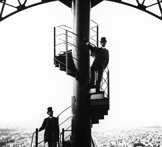 Gustave Eiffel et son gendre dans les escaliers au sommet