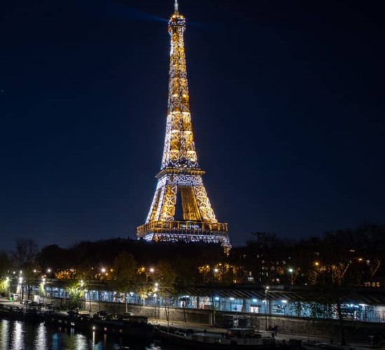 Foto della Torre Eiffel illuminata