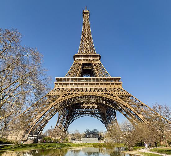 Photo of the new yellow-brown color of the Eiffel Tower