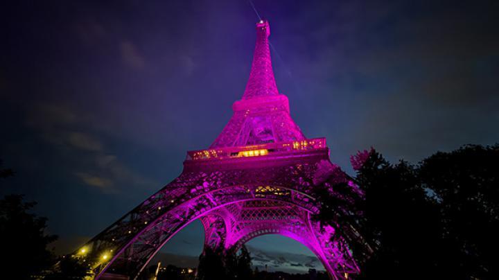 Photo Tour illuminée en rose