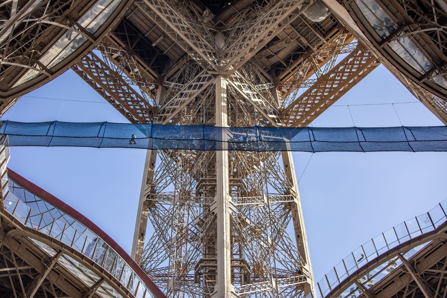 Photo du pont suspendu au 1er étage de la tour Eiffel