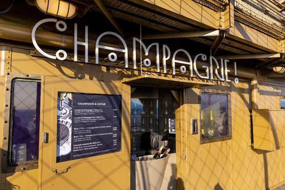 Le bar à champagne au sommet de la tour Eiffel