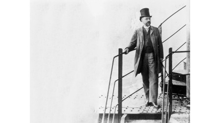 Gustave Eiffel sulle scale della Torre Eiffel 